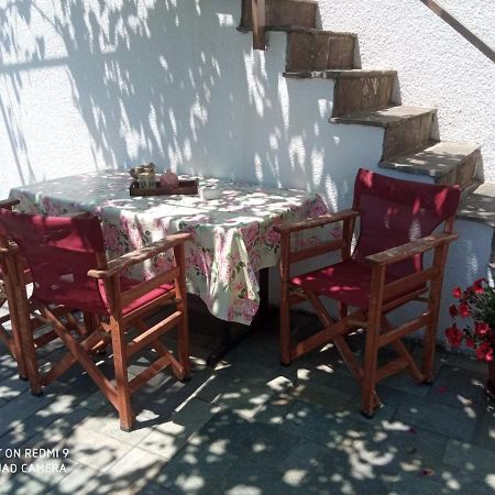 Traditional House In Akamatra Square Extérieur photo