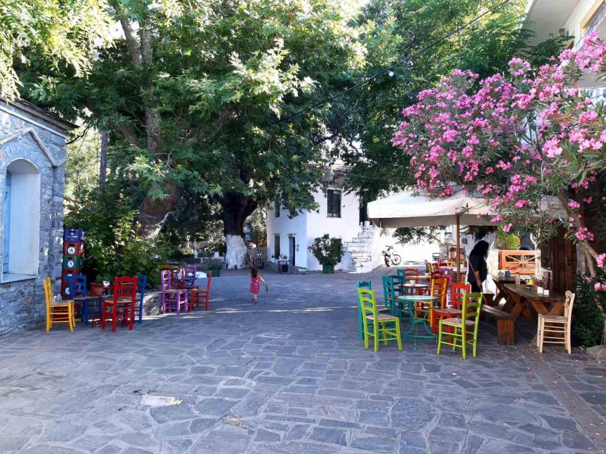 Traditional House In Akamatra Square Extérieur photo